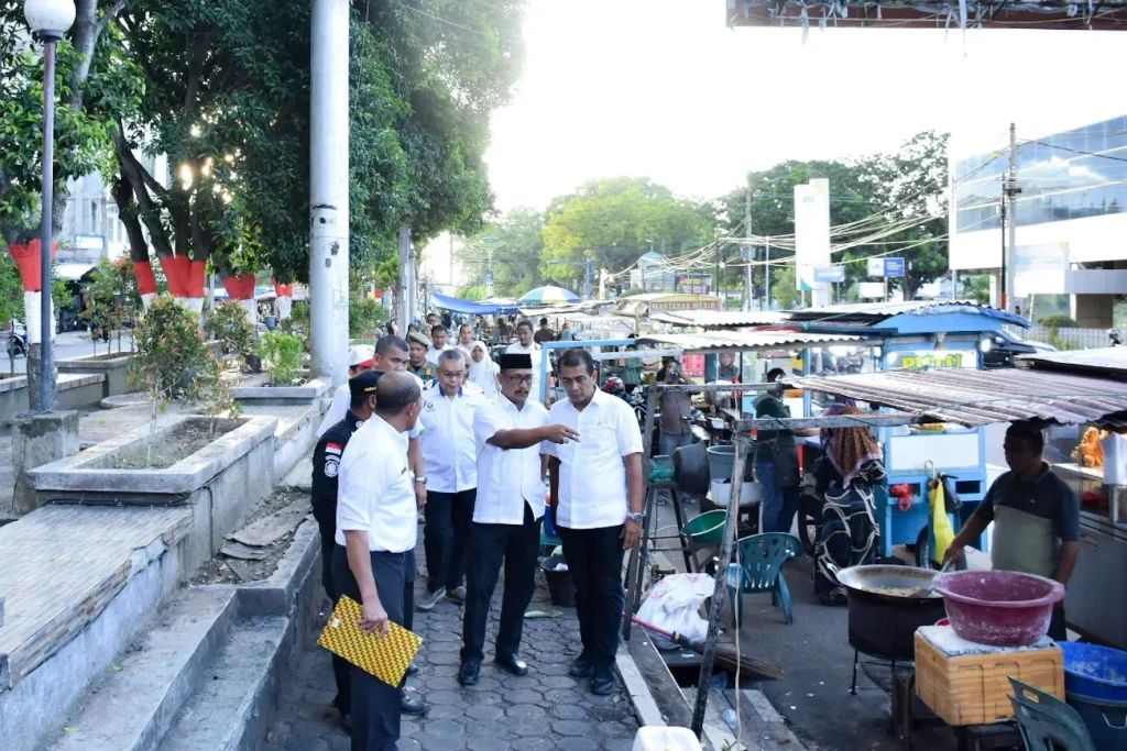 PJ Bupati Bireuen, Jalaluddin, SH, MM, saat melakukan inspeksi mendadak di pusat kuliner Rek Kota Juang. Rabu Sore, (16/10).